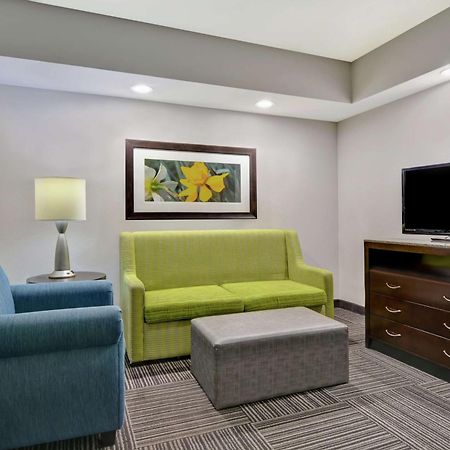 Hilton Garden Inn And Fayetteville Convention Center Bagian luar foto