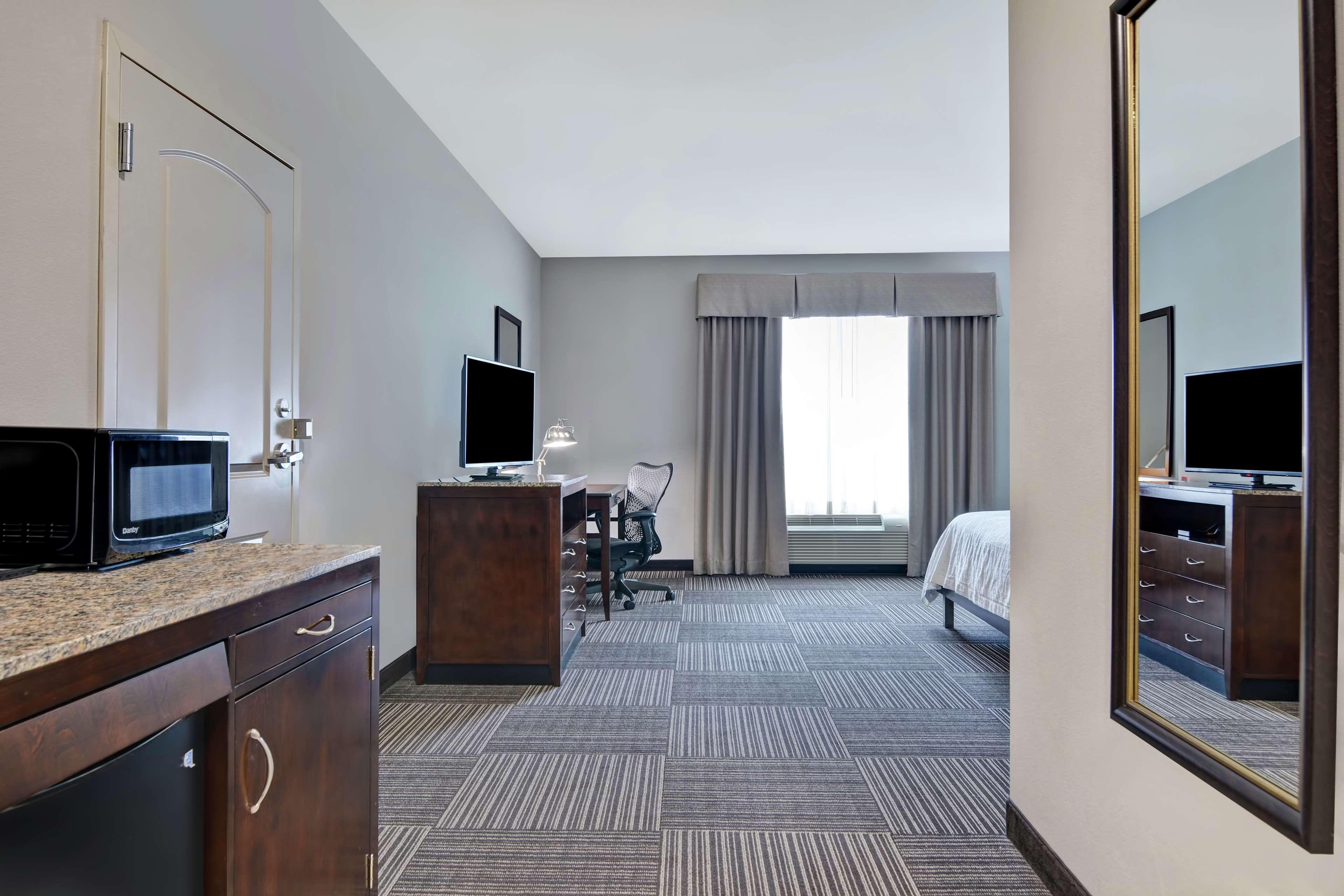 Hilton Garden Inn And Fayetteville Convention Center Bagian luar foto