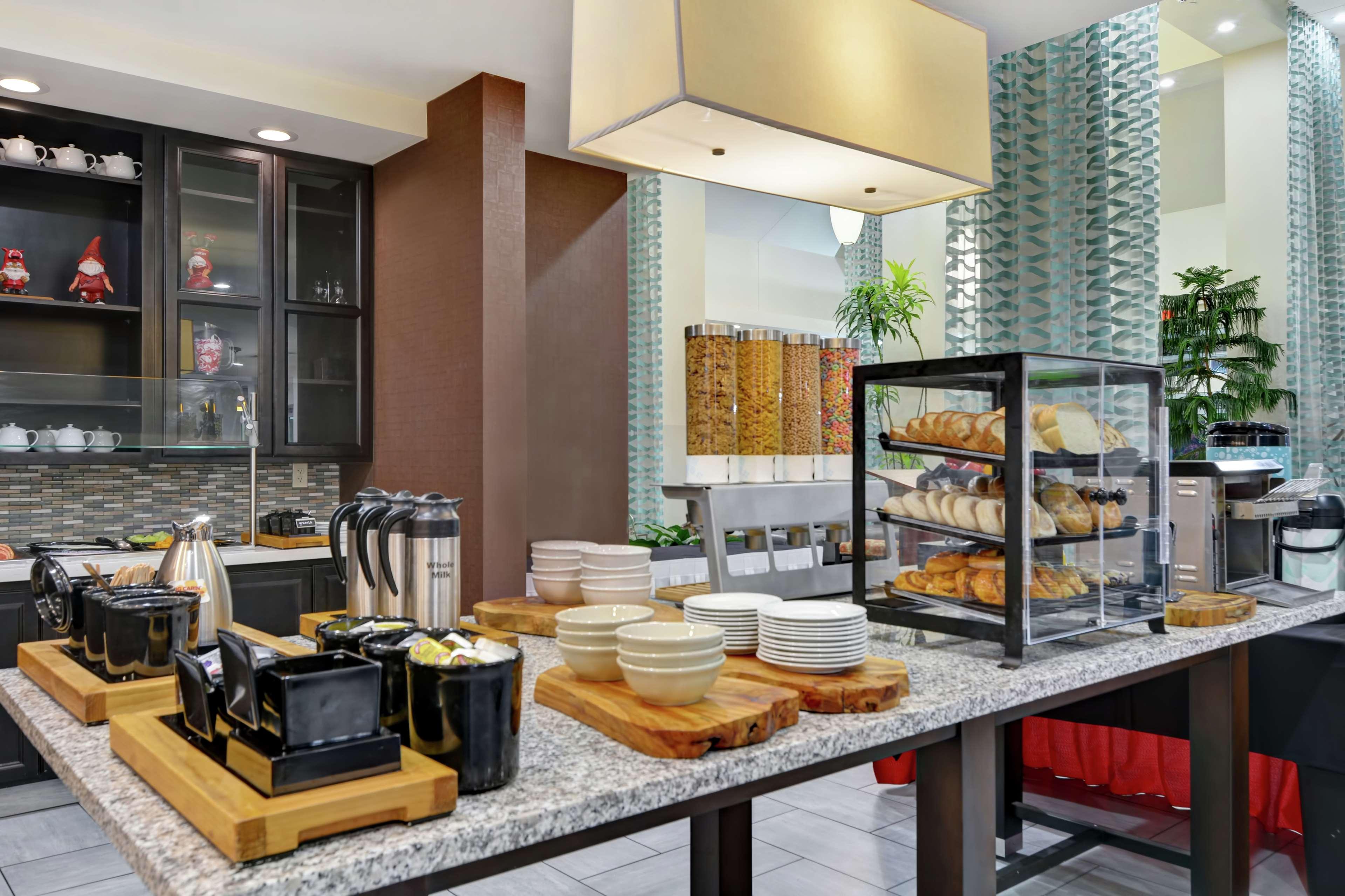 Hilton Garden Inn And Fayetteville Convention Center Bagian luar foto